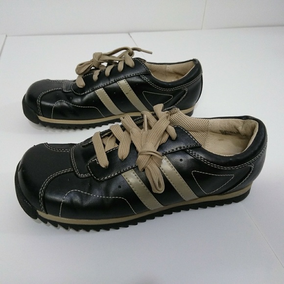 Ellemenno Sneaky Round Toe Sneakers - Picture 3 of 4